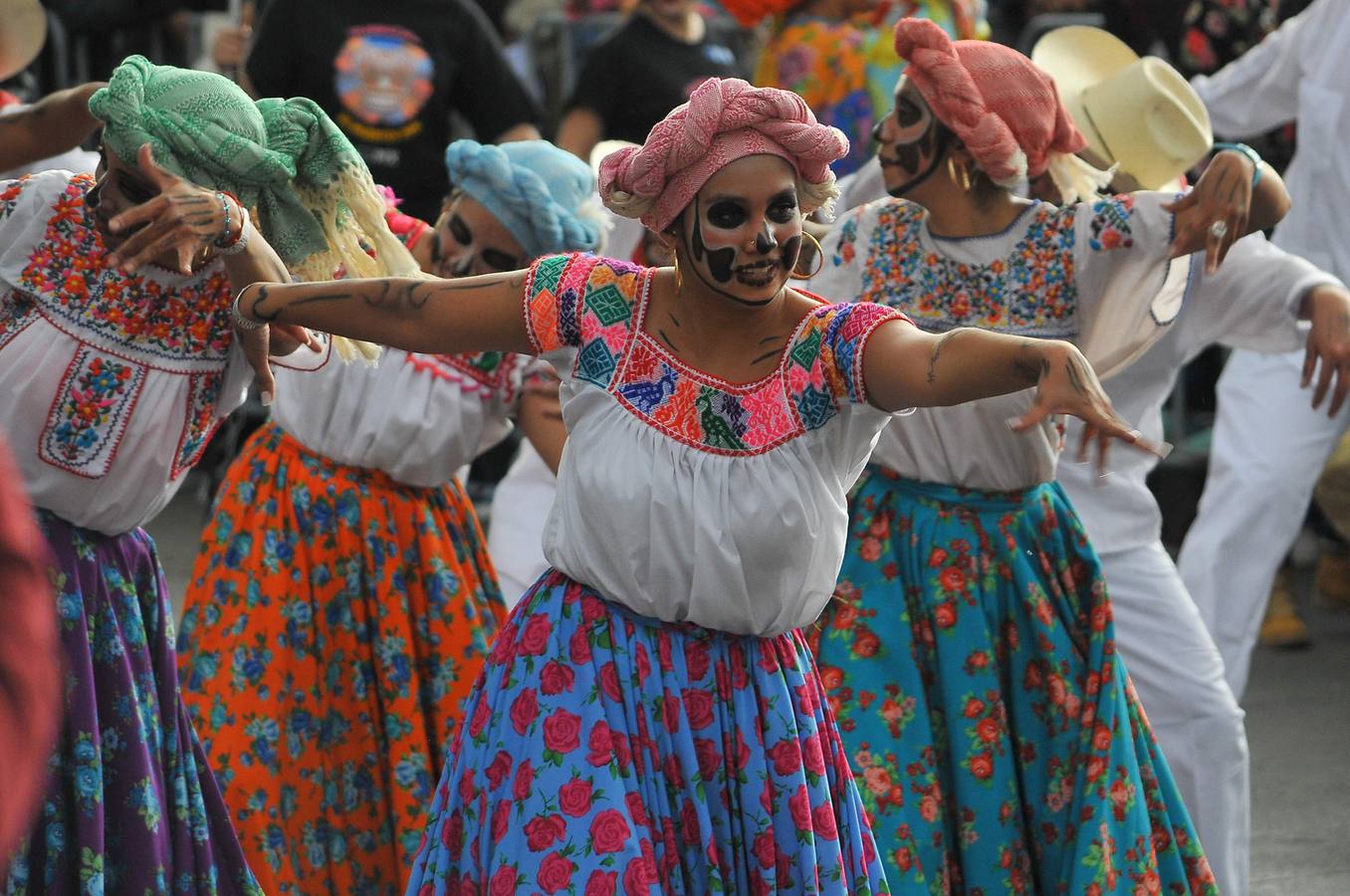 México inicia su conmemoración por el 'Día de Muertos' con un multitudinario desfile en el que la muerte ha sido representada con todos los colores y las formas posibles.