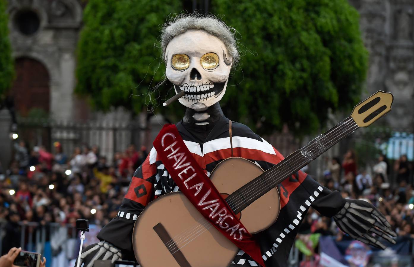 México inicia su conmemoración por el 'Día de Muertos' con un multitudinario desfile en el que la muerte ha sido representada con todos los colores y las formas posibles.
