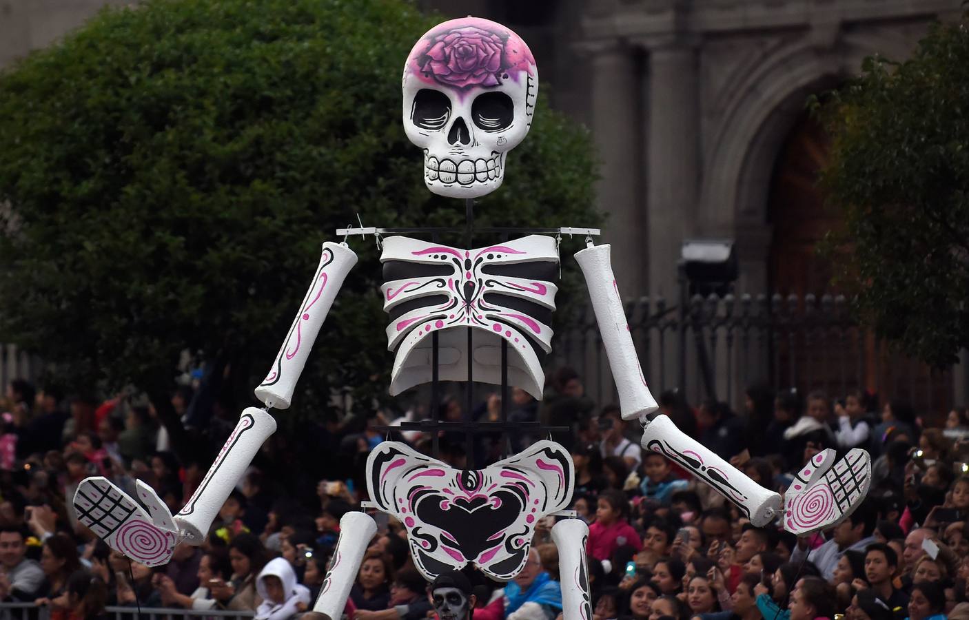 México inicia su conmemoración por el 'Día de Muertos' con un multitudinario desfile en el que la muerte ha sido representada con todos los colores y las formas posibles.