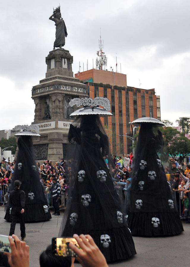 México inicia su conmemoración por el 'Día de Muertos' con un multitudinario desfile en el que la muerte ha sido representada con todos los colores y las formas posibles.