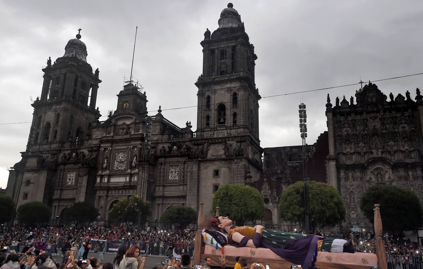 México inicia su conmemoración por el 'Día de Muertos' con un multitudinario desfile en el que la muerte ha sido representada con todos los colores y las formas posibles.