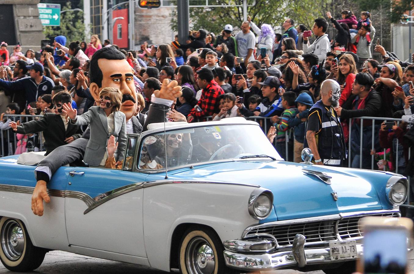 México inicia su conmemoración por el 'Día de Muertos' con un multitudinario desfile en el que la muerte ha sido representada con todos los colores y las formas posibles.