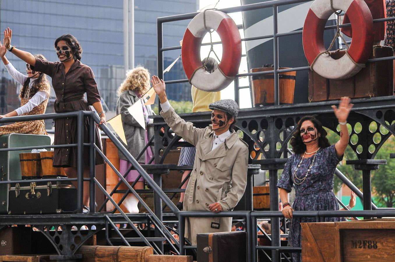 México inicia su conmemoración por el 'Día de Muertos' con un multitudinario desfile en el que la muerte ha sido representada con todos los colores y las formas posibles.