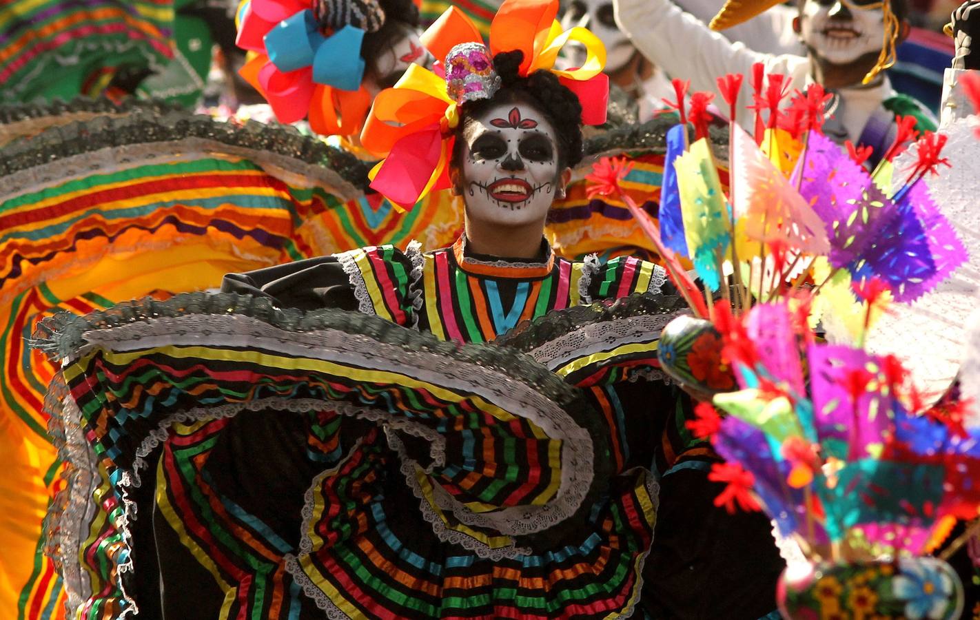 México inicia su conmemoración por el 'Día de Muertos' con un multitudinario desfile en el que la muerte ha sido representada con todos los colores y las formas posibles.