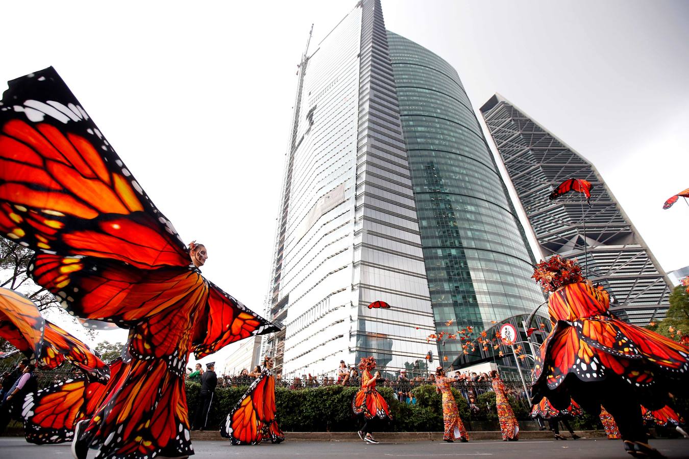 México inicia su conmemoración por el 'Día de Muertos' con un multitudinario desfile en el que la muerte ha sido representada con todos los colores y las formas posibles.