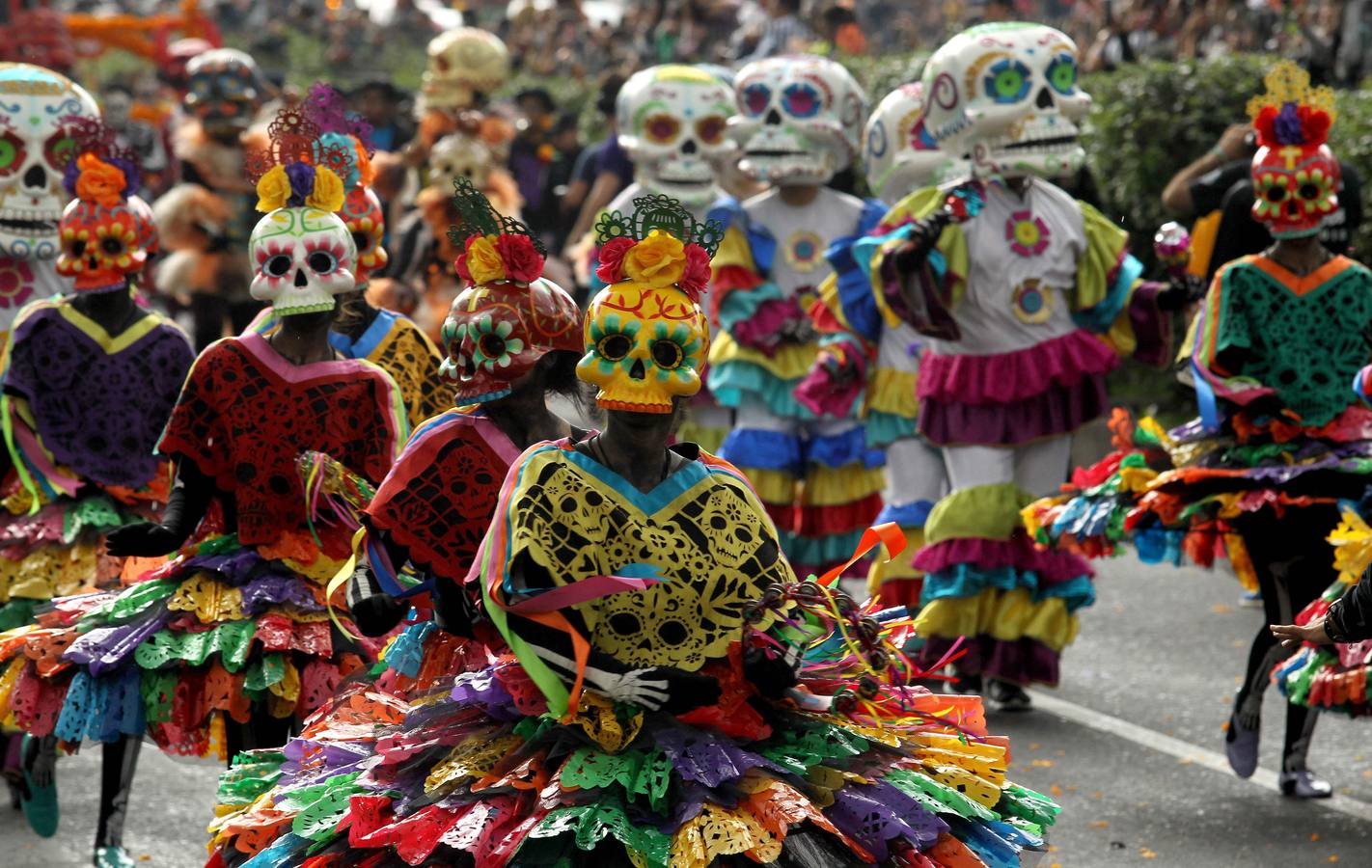 México inicia su conmemoración por el 'Día de Muertos' con un multitudinario desfile en el que la muerte ha sido representada con todos los colores y las formas posibles.