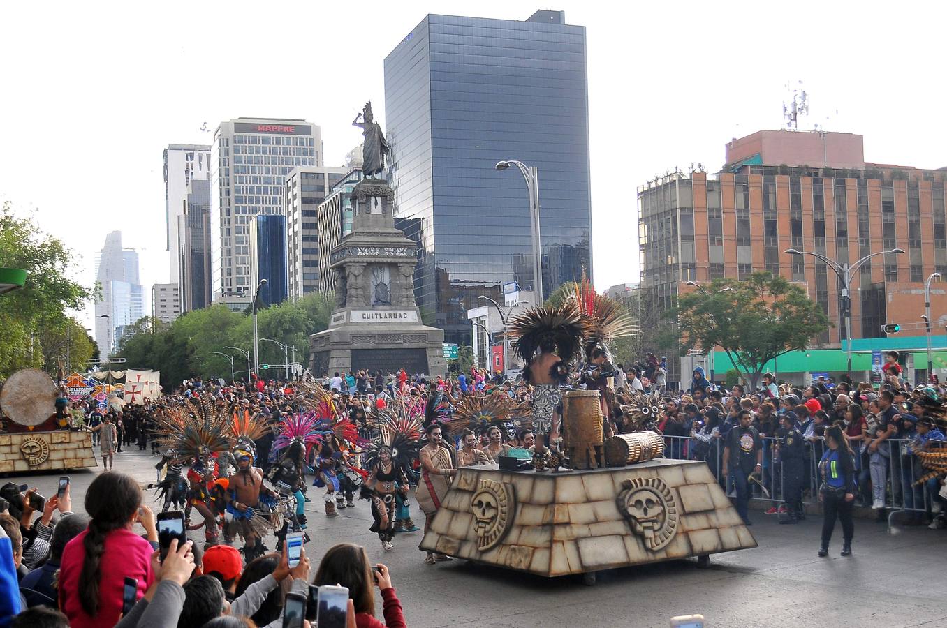 México inicia su conmemoración por el 'Día de Muertos' con un multitudinario desfile en el que la muerte ha sido representada con todos los colores y las formas posibles.