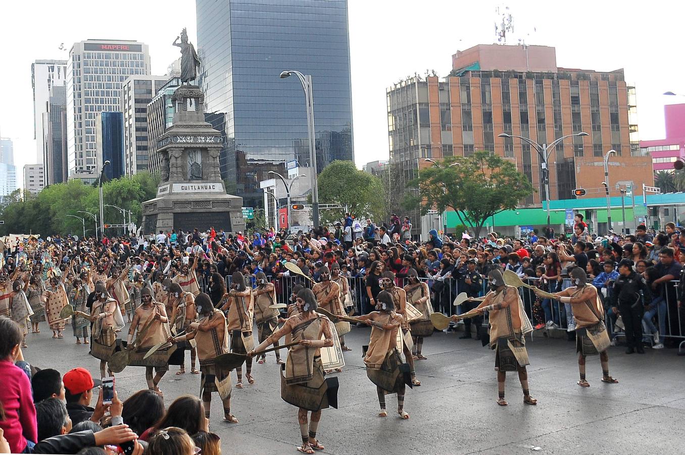 México inicia su conmemoración por el 'Día de Muertos' con un multitudinario desfile en el que la muerte ha sido representada con todos los colores y las formas posibles.