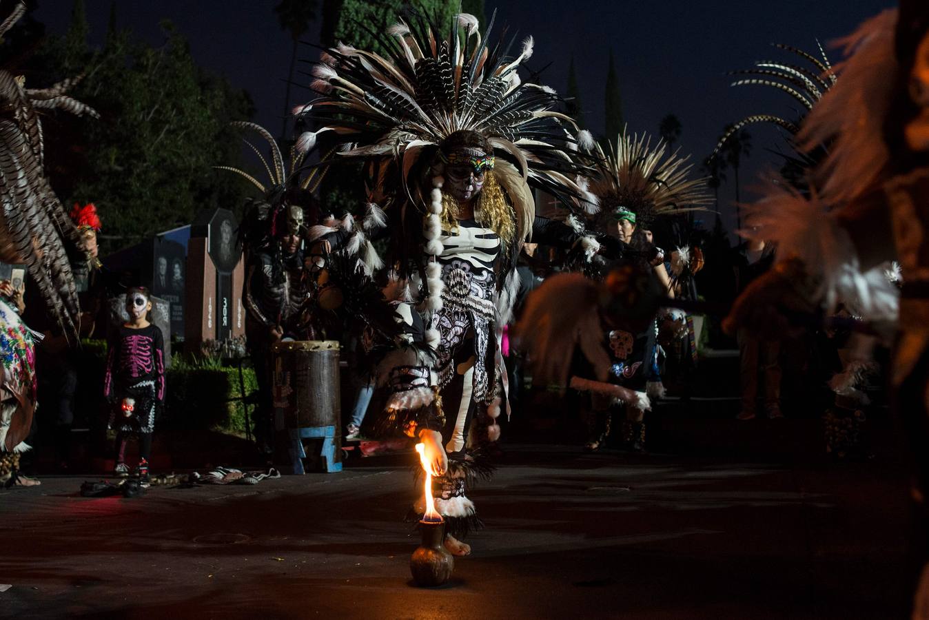 México inicia su conmemoración por el 'Día de Muertos' con un multitudinario desfile en el que la muerte ha sido representada con todos los colores y las formas posibles.