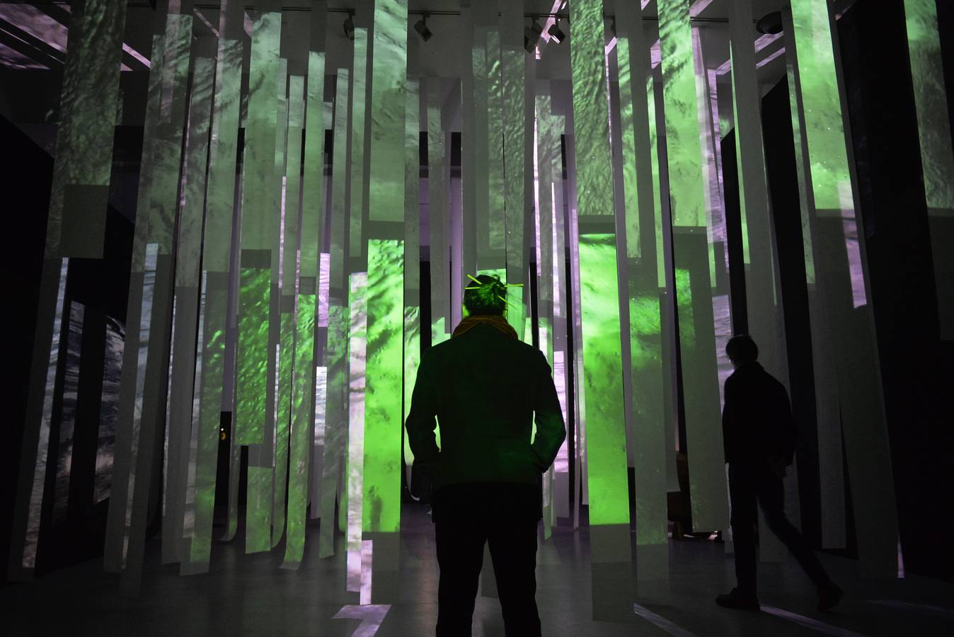 Los artistas Eduardo Balanza y Susana López inauguraron ayer en el Centro Municipal Puertas de Castilla, en Murcia, su instalación, visual y sonora, 'Transforming landscapes'.