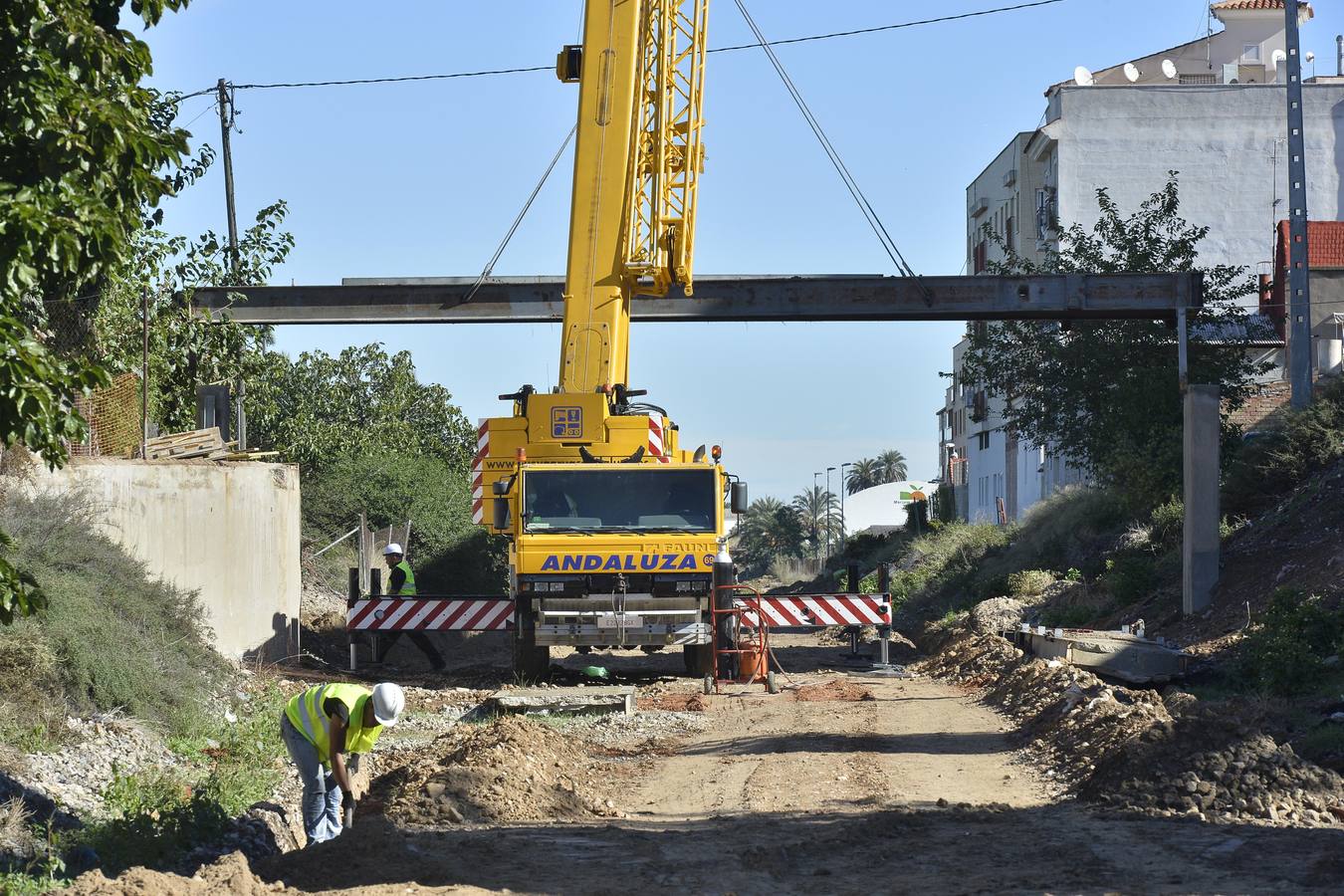 Los operarios instalaron este miércoles un paso peatonal que permitirá a los vecinos de Los Ramos cruzar por rampas suaves y más accesibles 