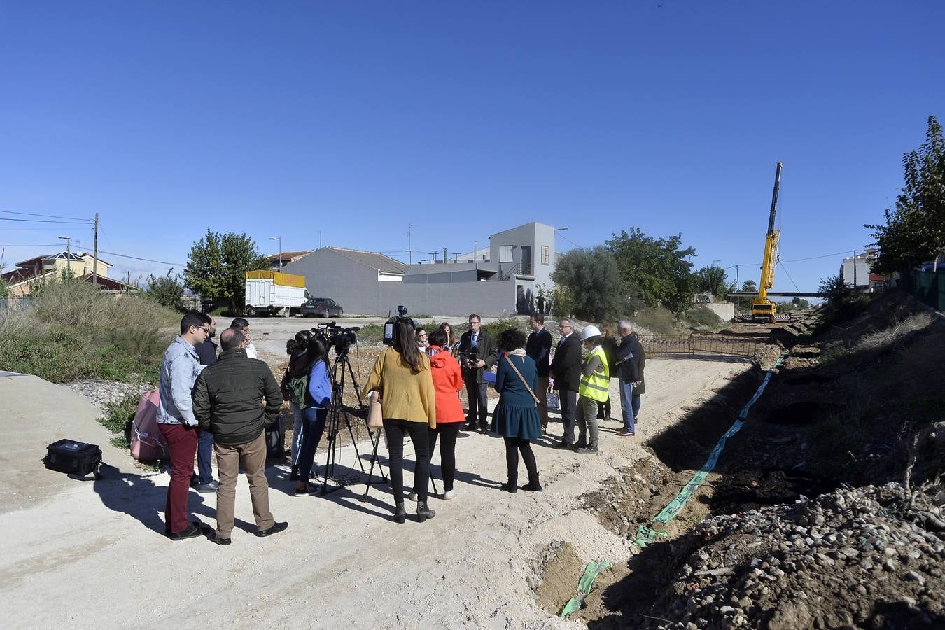 Los operarios instalaron este miércoles un paso peatonal que permitirá a los vecinos de Los Ramos cruzar por rampas suaves y más accesibles 