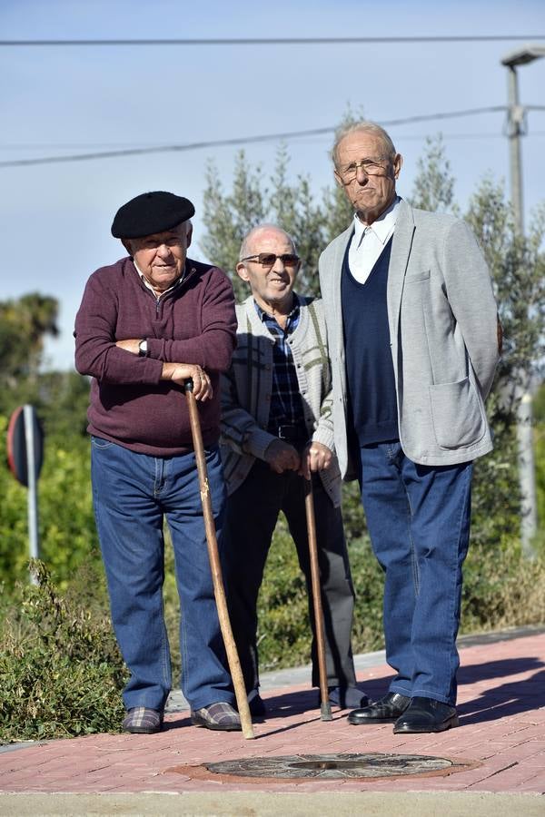 Los operarios instalaron este miércoles un paso peatonal que permitirá a los vecinos de Los Ramos cruzar por rampas suaves y más accesibles 