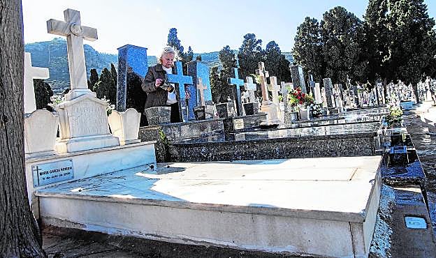 Una mujer, ayer junto a una tumba en el cementerio de Los Remedios, en el barrio de Santa Lucía. 
