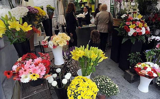 Venta en las floristerias de cara a la celebración de la festividad de Todos los Santos.