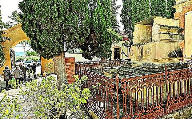 Uno de los panteones históricos del cementerio de San Clemente que aún muestra las secuelas del terremoto. 