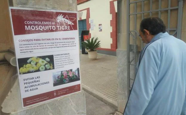 Cartel del Ayuntamiento de Murcia con indicaciones para controlar la población de mosquito tigre.