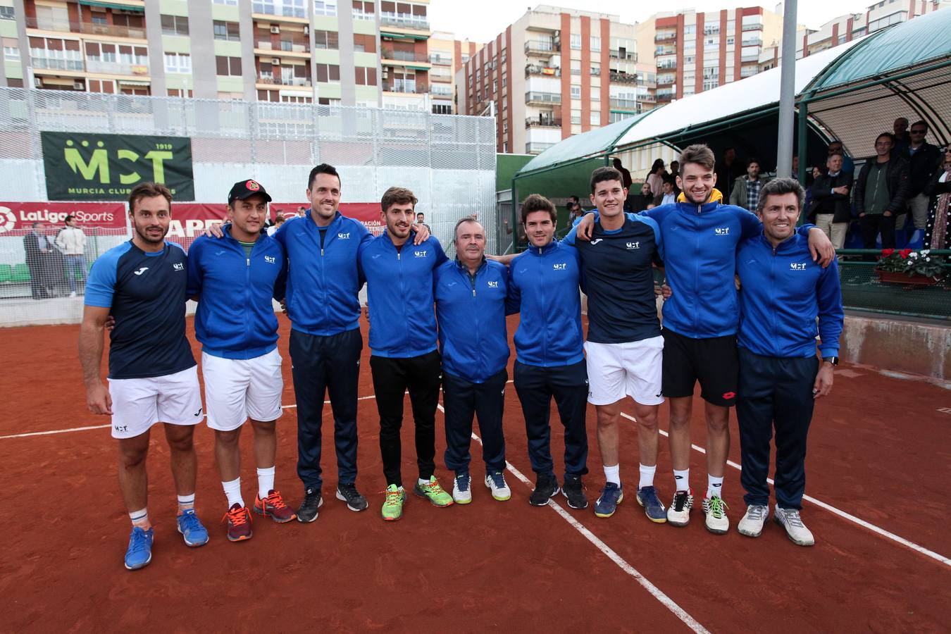 El equipo murciano se impone al Barcino por cuatro victorias a tres y logra hacer historia al conseguir por primera vez el título de campeón nacional
