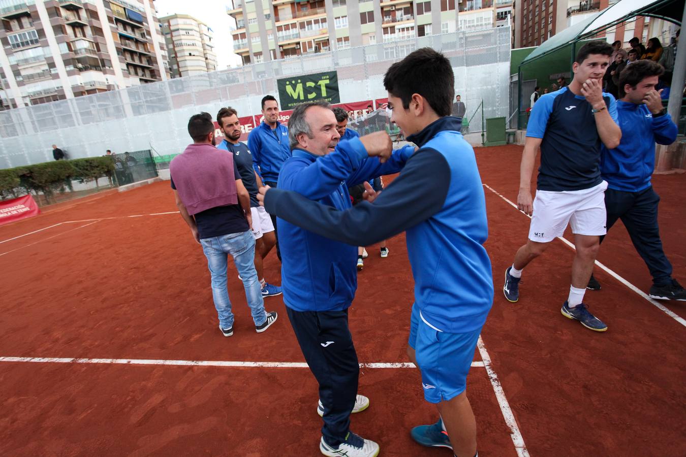 El equipo murciano se impone al Barcino por cuatro victorias a tres y logra hacer historia al conseguir por primera vez el título de campeón nacional