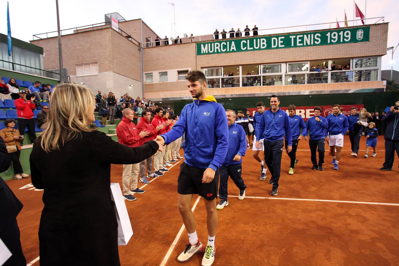 El equipo murciano se impone al Barcino por cuatro victorias a tres y logra hacer historia al conseguir por primera vez el título de campeón nacional