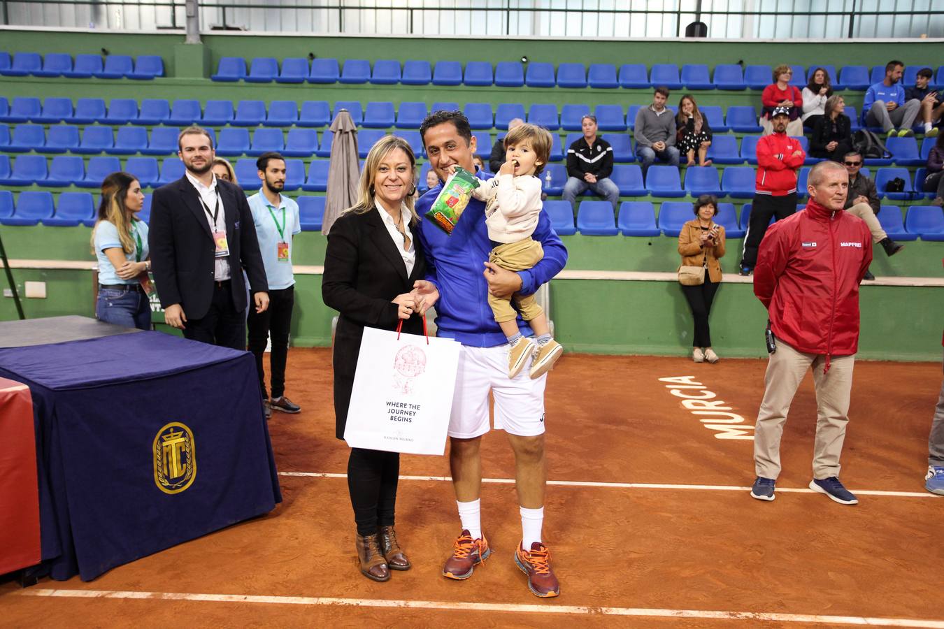 El equipo murciano se impone al Barcino por cuatro victorias a tres y logra hacer historia al conseguir por primera vez el título de campeón nacional