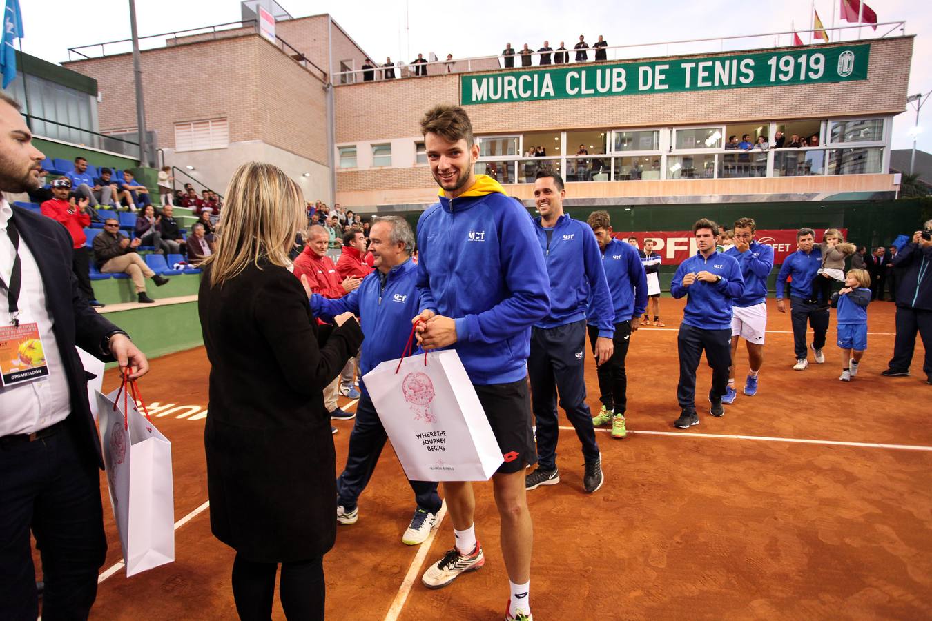 El equipo murciano se impone al Barcino por cuatro victorias a tres y logra hacer historia al conseguir por primera vez el título de campeón nacional