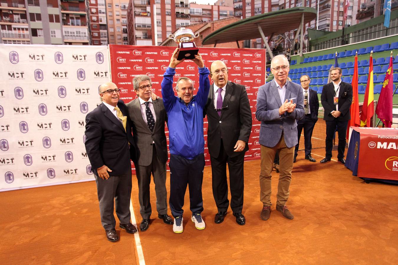 El equipo murciano se impone al Barcino por cuatro victorias a tres y logra hacer historia al conseguir por primera vez el título de campeón nacional