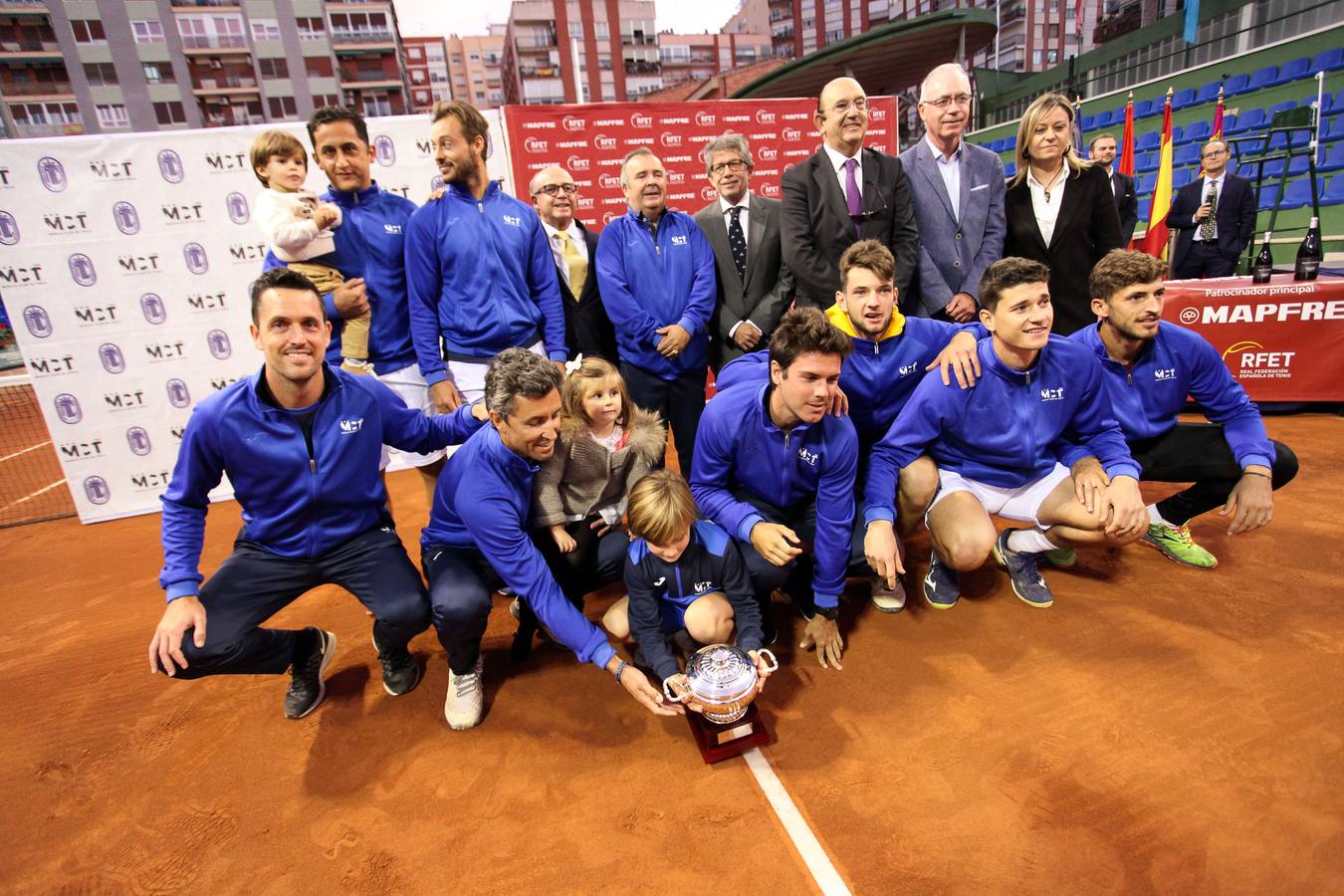 El equipo murciano se impone al Barcino por cuatro victorias a tres y logra hacer historia al conseguir por primera vez el título de campeón nacional