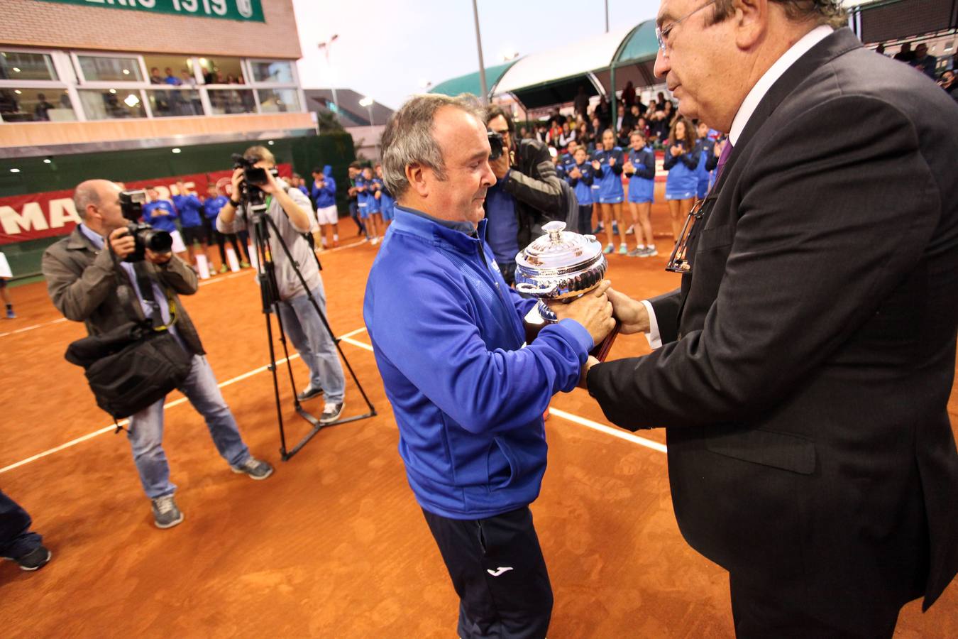 El equipo murciano se impone al Barcino por cuatro victorias a tres y logra hacer historia al conseguir por primera vez el título de campeón nacional