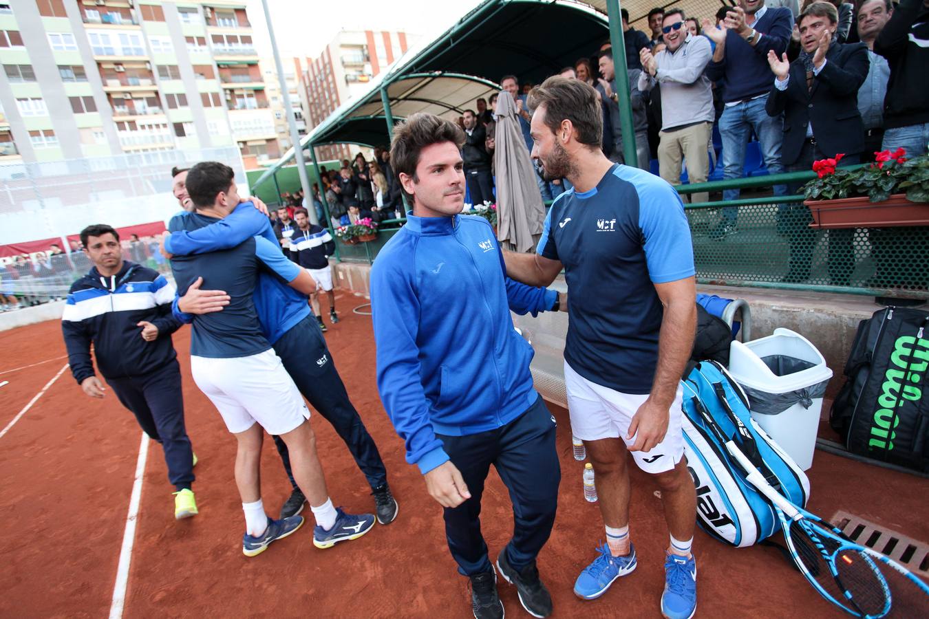 El equipo murciano se impone al Barcino por cuatro victorias a tres y logra hacer historia al conseguir por primera vez el título de campeón nacional