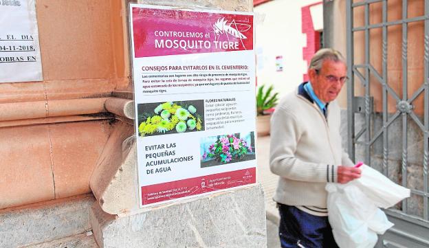 Cartel informativo sobre el mosquito tigre en el cementerio de Nuestro Padre Jesús, en Murcia. 