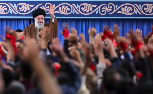 El líder supremo de Irán, Ali Jameneí, aclamado en un acto con estudiantes.