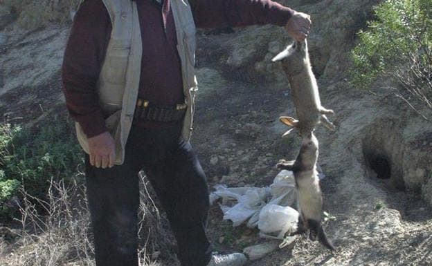 Un cazador muestra a sus presas. 