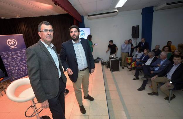 El presidente regional, Fernando López Miras, junto al alcalde Ballesta durante un acto del PP celebrado en Torreagüera. 