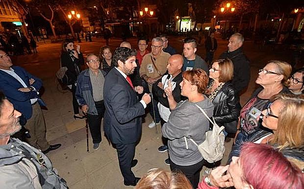 Fernando López Miras conversa con los afectados por las ayudas del terremoto el fin de semana pasado.