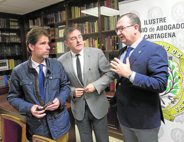 Ángel Méndez, Miguel Pouget y Antonio Navarro, ayer en el Colegio de Abogados de Cartagena. 