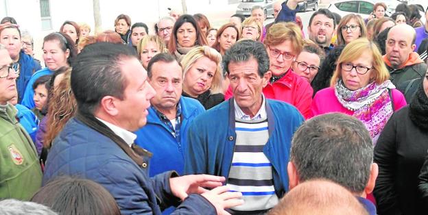 Los trabajadores de la compañía, en la concentración de ayer, dialogando con el alcalde, Juan Jesús Moreno (i). 