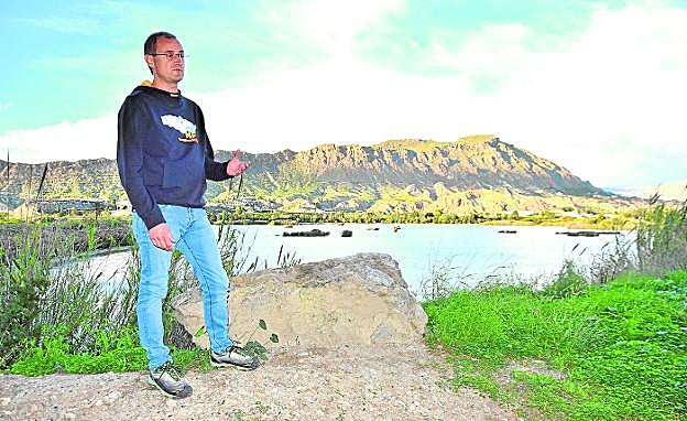 Héctor Quijada, en el paraje del Pino del Solvente (Blanca), con el embalse de Ojós y la sierra de Ricote al fondo. 