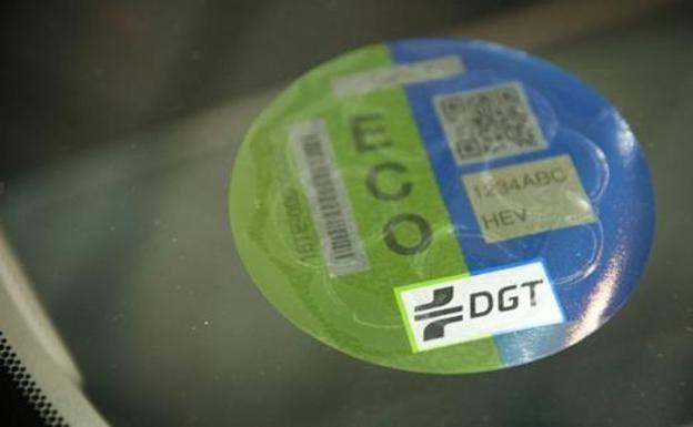 Dónde conseguir la pegatina de la DGT además de en Correos