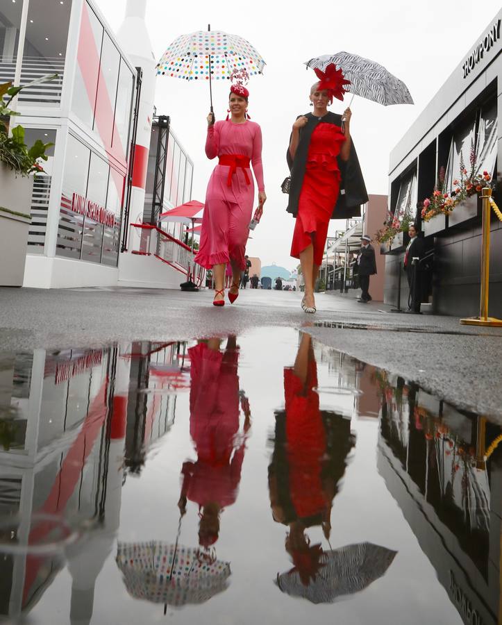 Aficionados a las carreras llegan a la Copa Lexus Melbourne, como parte del Carnaval de la Melbourne Cup, en el hipódromo de Flemington de Melbourne (Australia), donde los caballos son sólo una excusa para lucir pamelas, disfrutar del lujo y competir por el modelito más fashion. 