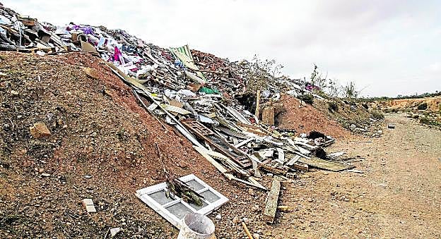 En la foto grande, escombros en Los Segados, cerca de la rambla. Abajo, movimiento de tierras junto a Lo Poyo. 