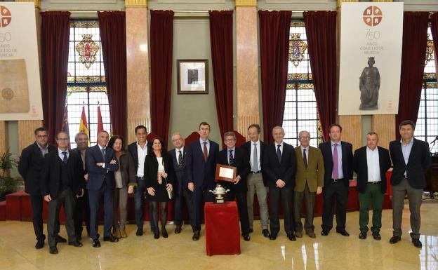 Directivos, entrenadores y jugadores del Murcia Club de Tenis 1919, campeón de España por equipos, con el alcalde Ballesta y el concejal Coello, ayer, en el Ayuntamiento de Murcia. 