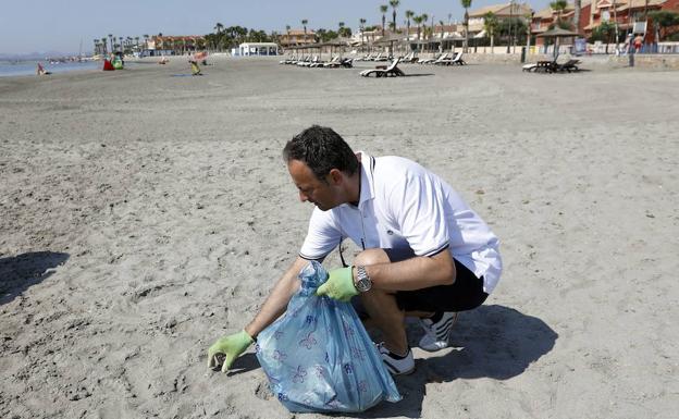 El consejero Javier Celdrán, en agosto pasado participando en una recogida de residuos en la playa de La Hita (Los Alcázares).