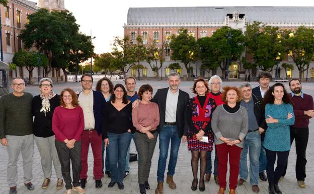 Toni Carrasco, Concha García, María López, Andrés Pedreño, Esther Martos, Tania Rojo, Ángel Luis Hernández, María Giménez, Óscar Urralburu, María Marín, José Eduardo Illueca, María José Durán, Juan Ángel Sánchez, Rafa Esteban, Lorena Lorca y David Soto, integrantes de la lista presentada a las primarias de Podemos. 