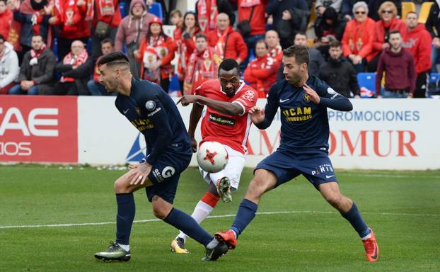 Partido entre el UCAM Murcia y el Real Murcia en La Condomina durante la pasada temporada.