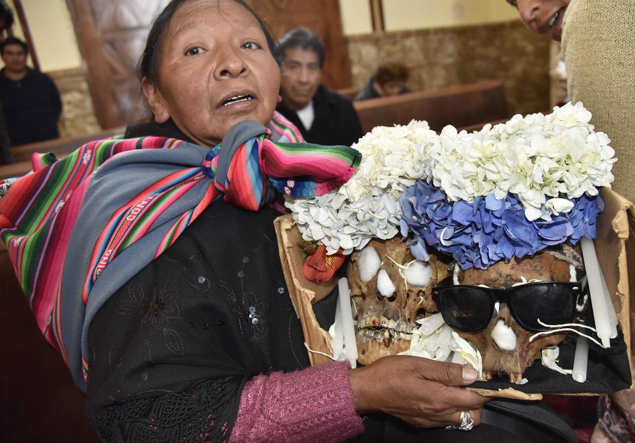 Ciudadanos bolivianos exponen «ñatitas», calaveras humanas, durante la fiesta de las «ñatitas», en La Paz (Bolivia). Las celebraciones en conmemoración de los muertos que comenzaron el pasado 1 de noviembre, acaban con una peculiar fiesta dedicada a las «ñatitas», a las que se les atribuyen capacidades protectoras. 