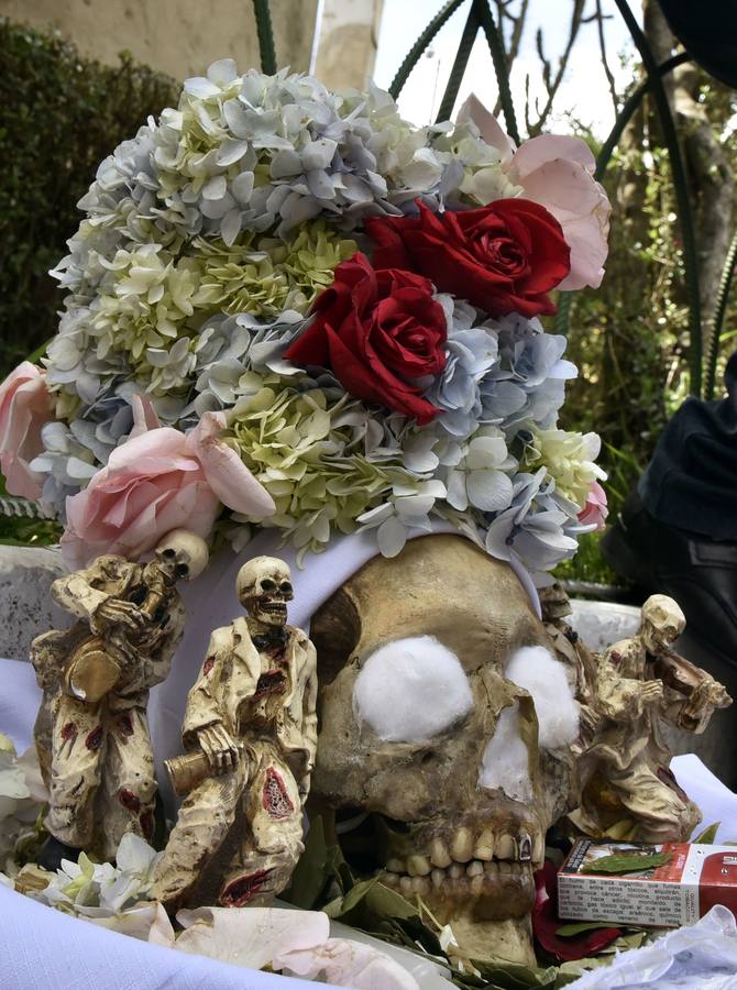 Ciudadanos bolivianos exponen «ñatitas», calaveras humanas, durante la fiesta de las «ñatitas», en La Paz (Bolivia). Las celebraciones en conmemoración de los muertos que comenzaron el pasado 1 de noviembre, acaban con una peculiar fiesta dedicada a las «ñatitas», a las que se les atribuyen capacidades protectoras. 
