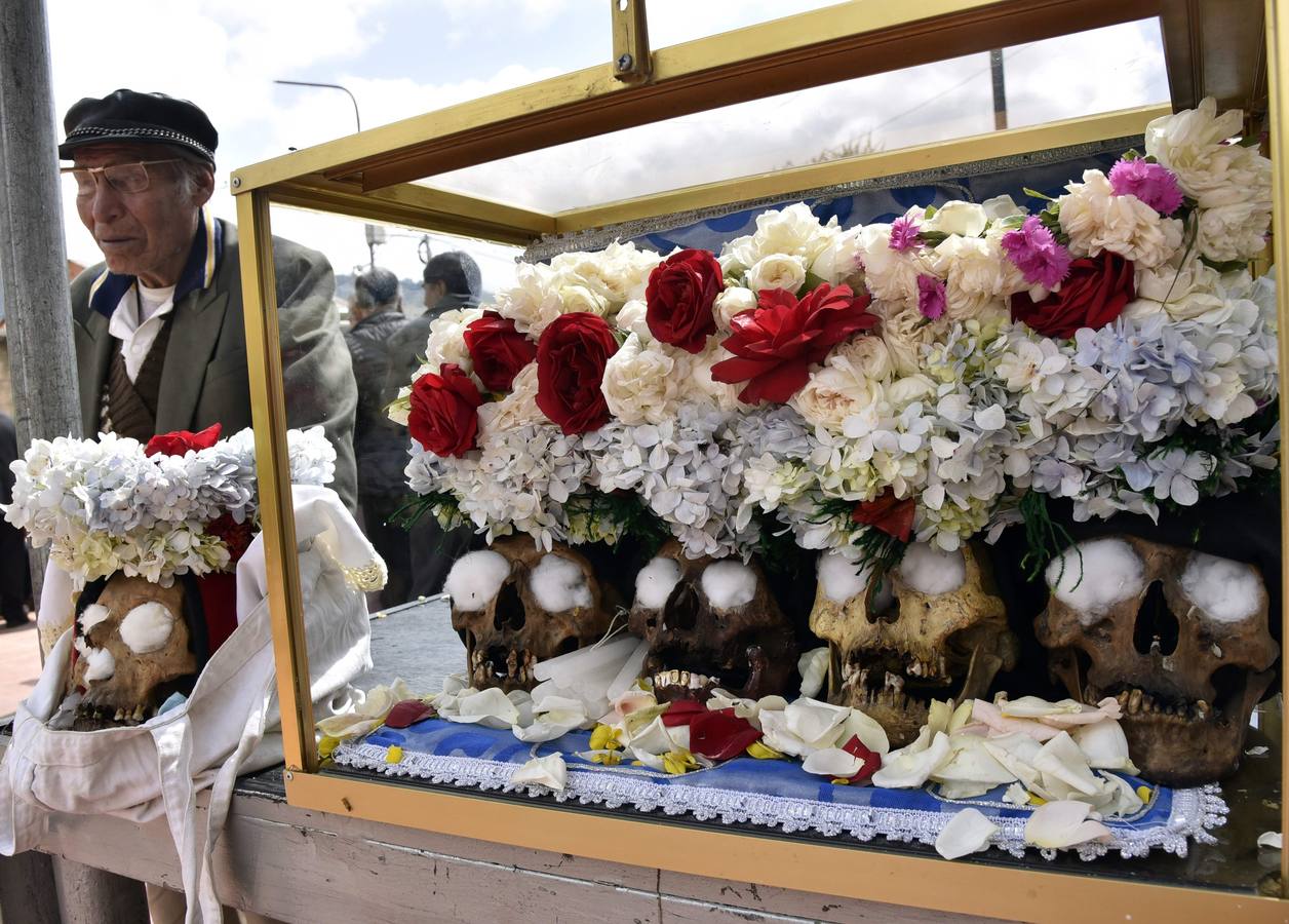 Ciudadanos bolivianos exponen «ñatitas», calaveras humanas, durante la fiesta de las «ñatitas», en La Paz (Bolivia). Las celebraciones en conmemoración de los muertos que comenzaron el pasado 1 de noviembre, acaban con una peculiar fiesta dedicada a las «ñatitas», a las que se les atribuyen capacidades protectoras. 