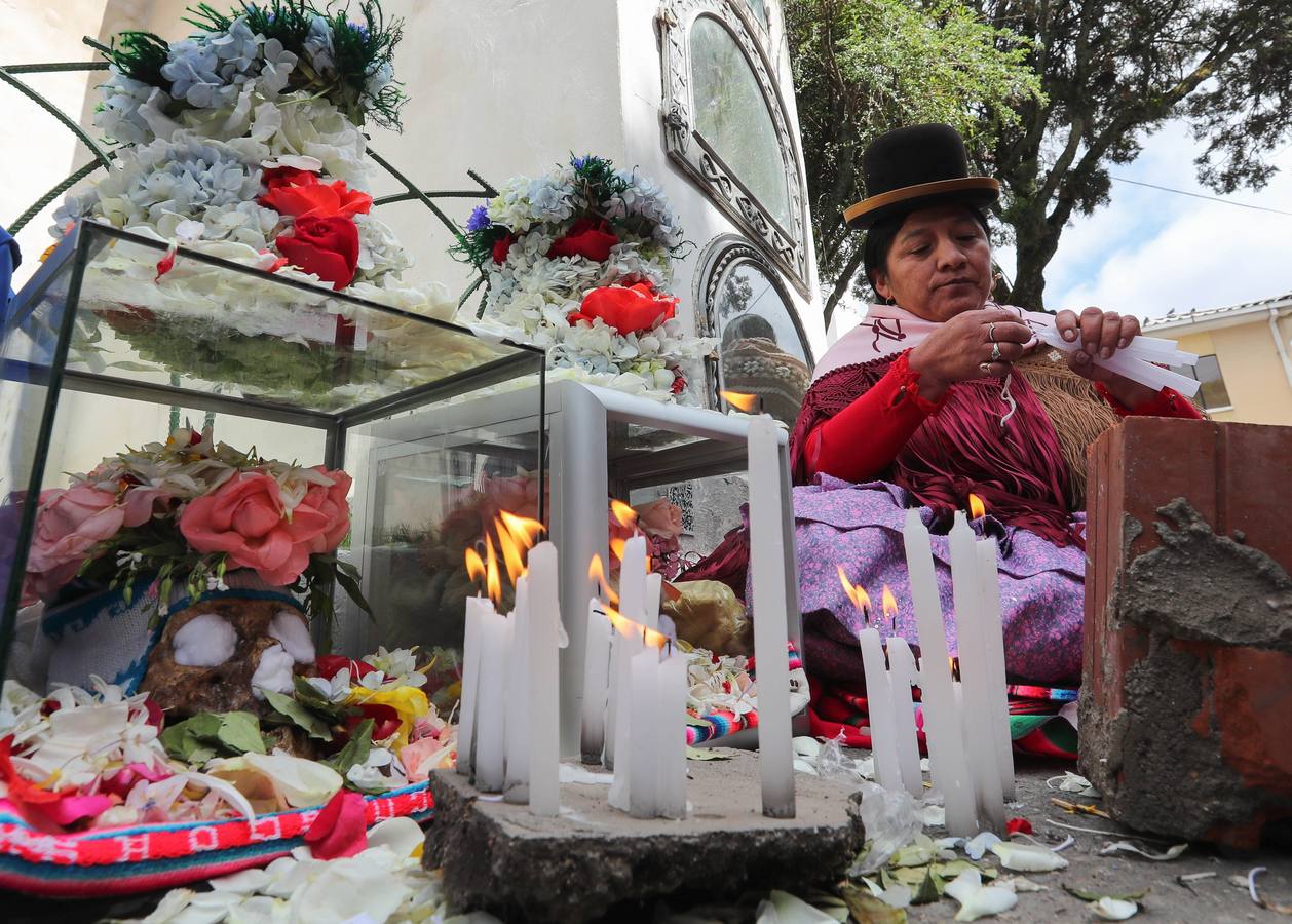 Ciudadanos bolivianos exponen «ñatitas», calaveras humanas, durante la fiesta de las «ñatitas», en La Paz (Bolivia). Las celebraciones en conmemoración de los muertos que comenzaron el pasado 1 de noviembre, acaban con una peculiar fiesta dedicada a las «ñatitas», a las que se les atribuyen capacidades protectoras. 