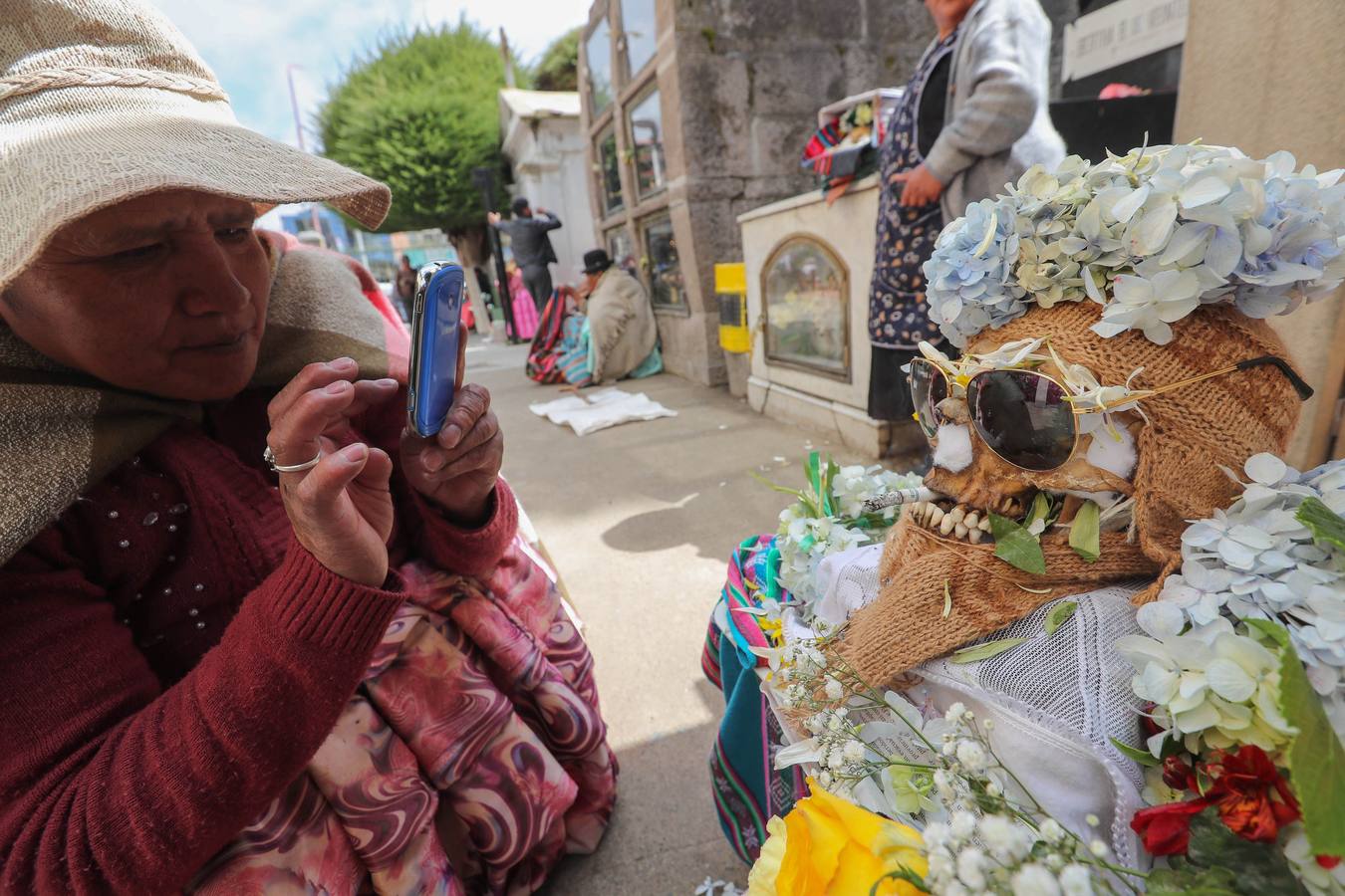 Ciudadanos bolivianos exponen «ñatitas», calaveras humanas, durante la fiesta de las «ñatitas», en La Paz (Bolivia). Las celebraciones en conmemoración de los muertos que comenzaron el pasado 1 de noviembre, acaban con una peculiar fiesta dedicada a las «ñatitas», a las que se les atribuyen capacidades protectoras. 